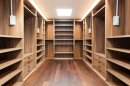 Vestidores y closets de estilo moderno por Muebles Ebanos