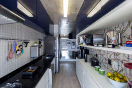 Adriana Pierantoni Arquitetura & Design: modern tarz Mutfak