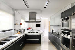 Arquitetura e Interiores: Cozinhas modernas por BRENO SANTIAGO ARQUITETURA E INTERIORES