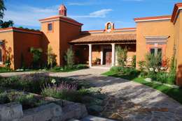 Entrada Principal: Casas de estilo clásico por Terra