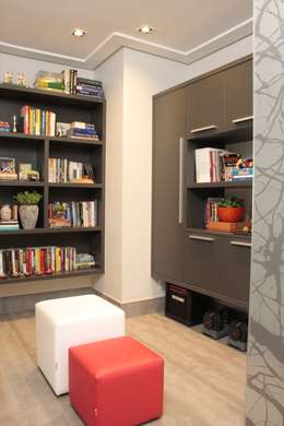 MINI BIBLIOTECA: Corredores e halls de entrada por Fernanda Moreira - DESIGN DE INTERIORES