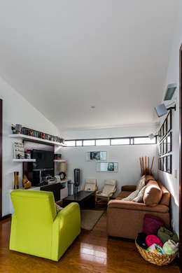 Sala TV: Salas de estilo moderno por aaestudio