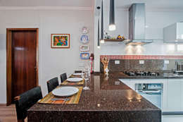 Apartamento 13: Cozinhas tropicais por Patrícia Azoni Arquitetura + Arte & Design