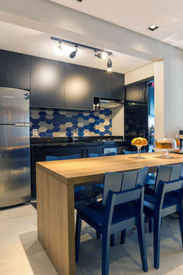 Márcio Campos Arquitetura + Interiores: modern tarz Mutfak