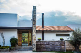 Fachada frontal, acceso principal: Casas de estilo moderno por ICAZBALCETA Arquitectura y Diseño