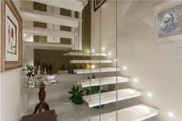 Pasillos, vestíbulos y escaleras de estilo  por Maria Julia Faria Arquitetura e Interior Design