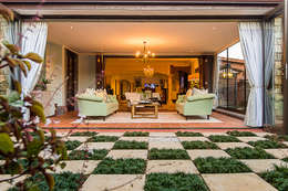 Tuscan Nights: classic Living room by House of Decor