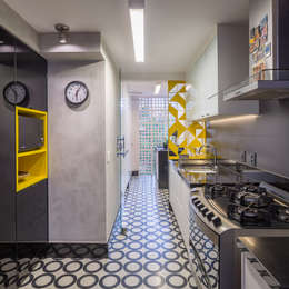 Reforma de apartamento - Simmetria Arquitetura: Cozinhas modernas por Joana França