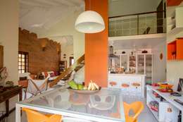 Casa de Praia: Salas de jantar modernas por Cristiana Casellato Arquitetura e Interiores