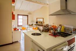 Casa de Praia: Cozinhas modernas por Cristiana Casellato Arquitetura e Interiores