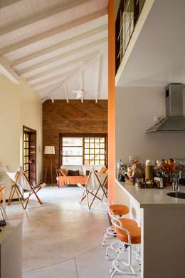 Casa de Praia: Corredores e halls de entrada por Cristiana Casellato Arquitetura e Interiores