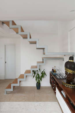 Pasillos, vestíbulos y escaleras de estilo  por Antonio Armando Arquitetura & Construção