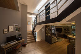 Pasillos, vestíbulos y escaleras de estilo  por ARCO Arquitectura Contemporánea