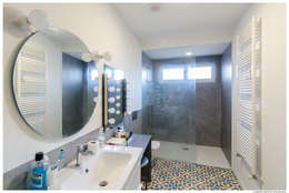 Una casa que ha usado fabulosamente el blanco, la madera y el ladrillo