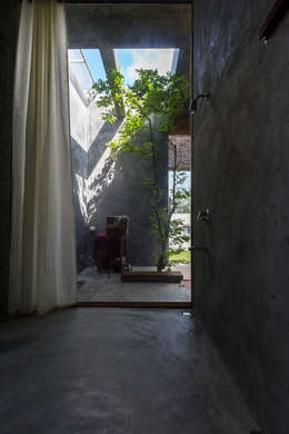 MA HOUSE:  Phòng tắm by GERIRA ARCHITECTS