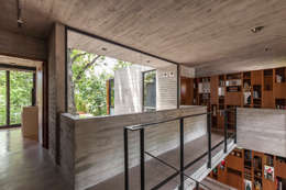 Casa Aranzazu: Pasillos y recibidores de estilo  por Besonías Almeida arquitectos