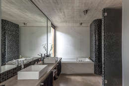 Casa Aranzazu: Baños de estilo moderno por Besonías Almeida arquitectos