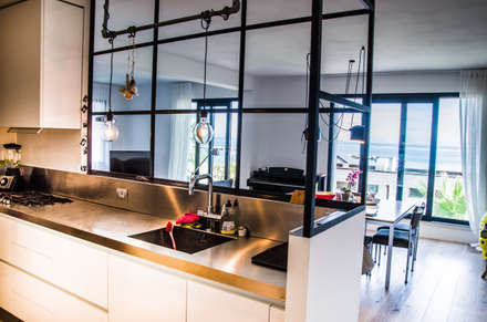 Cucine industrial chic. the backsplash is made of mosaic tiles ... Cucine stile industrial chic