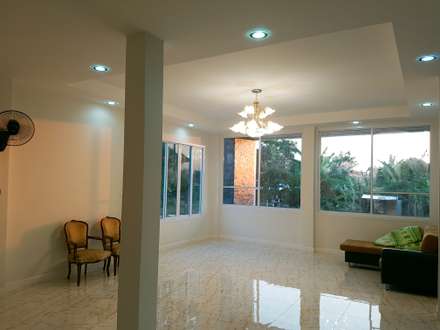 บ้านเดี่ยวสองชั้น ออกแบบและเลือกวัสดุตามใจลูกค้า:  ห้องสันทนาการ by บริษัท ซายแอค คอนทรัคชั่น จำกัด