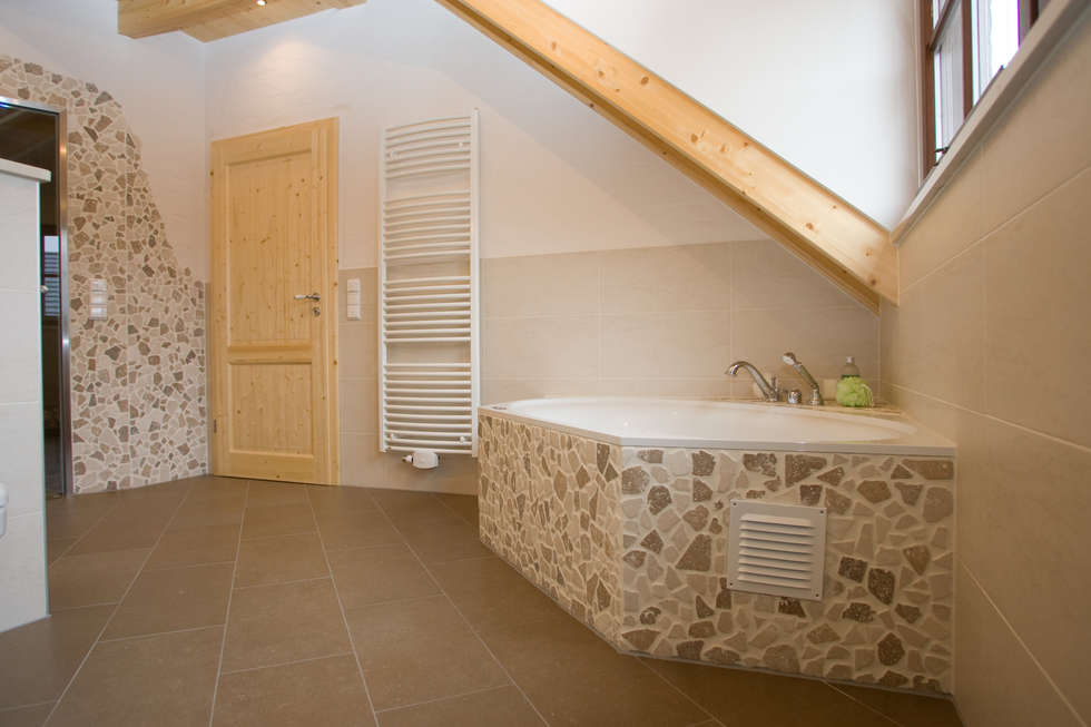 Luxus-bad: mediterrane badezimmer von fliesen hiersemann | homify Luxus-bad: mediterrane badezimmer von fliesen hiersemann | homify