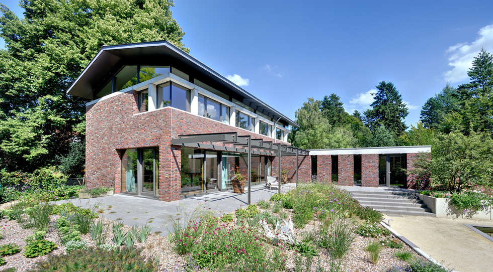 Moderne Häuser Bilder Einfamilienhaus mit schwebendem Dach und Veranda