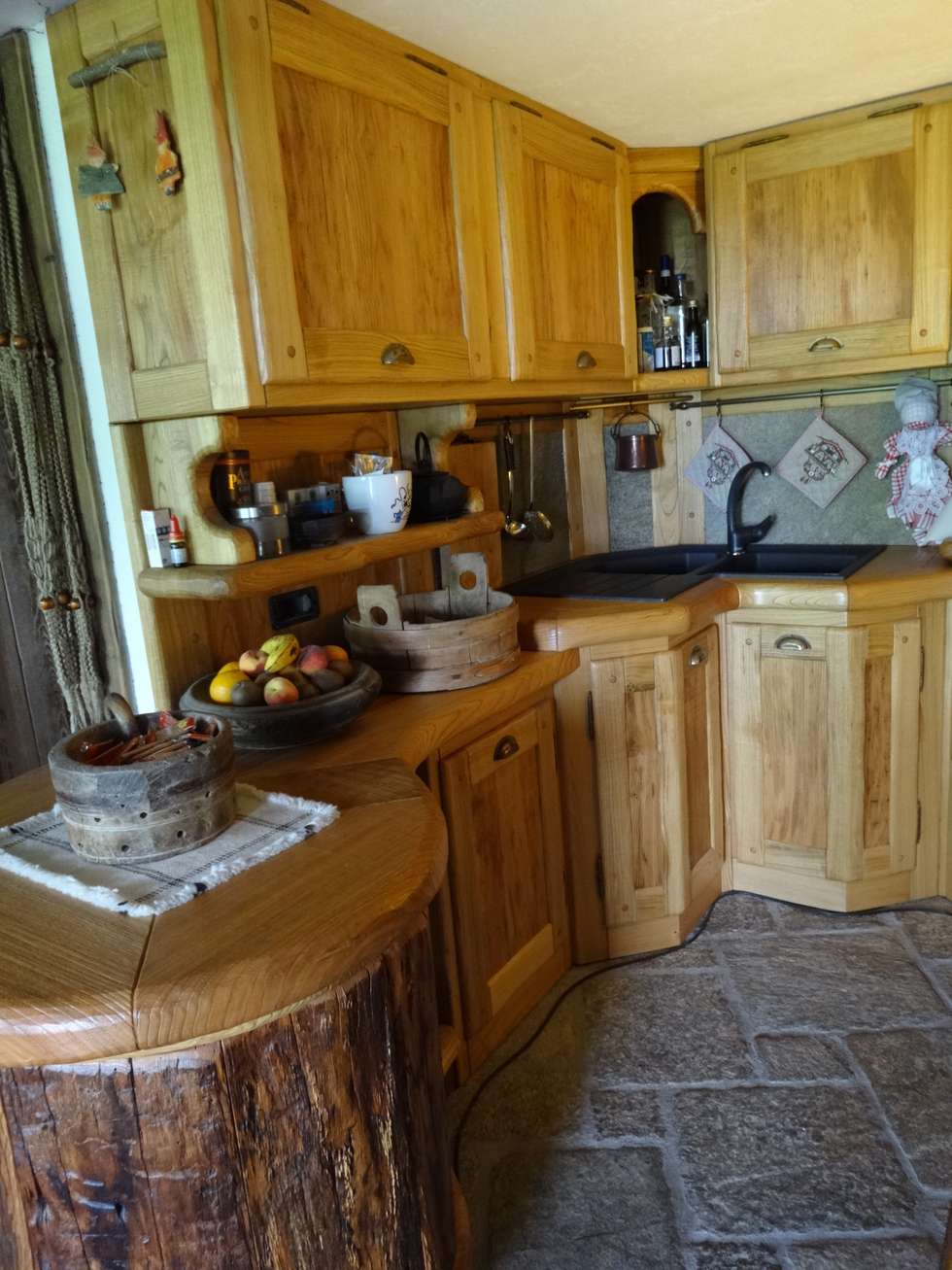 Calda cucina per baita di montagna di mobili pellerej di pellerej ... Cucine per case di montagna