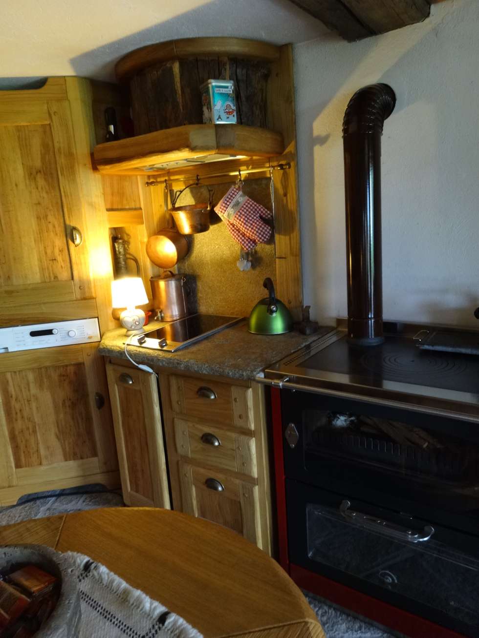 Calda cucina per baita di montagna di mobili pellerej di pellerej ... Cucine per case di montagna