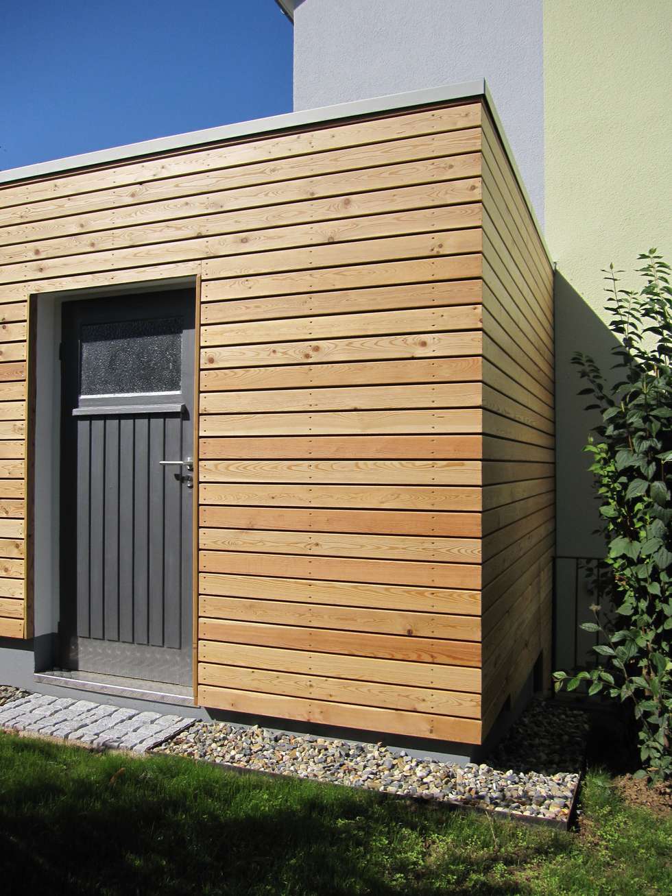 Garage, verkleidet mit rhombusprofilen aus lärchenholz: moderne häuser