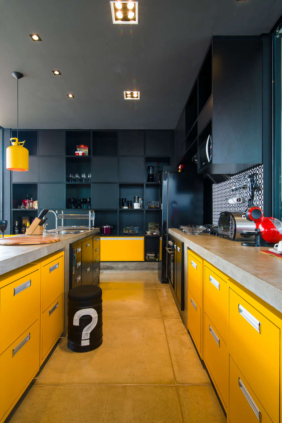 Желто черная кухня