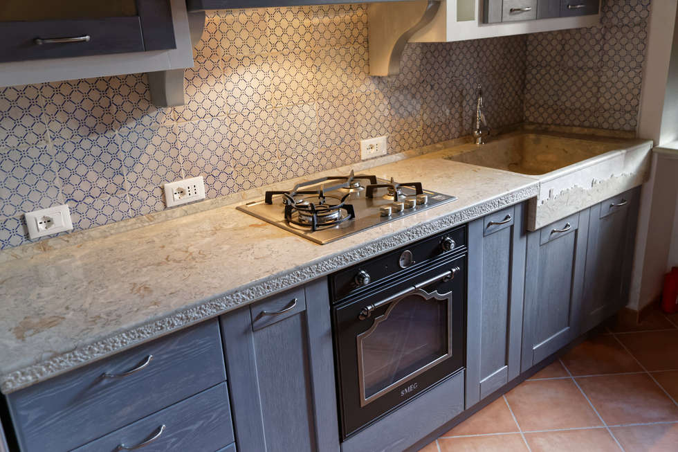 Piano cucina in pietra con lavorazione rustica: cucina in stile in ... Piano cucina in pietra con lavorazione rustica: cucina in stile in ...