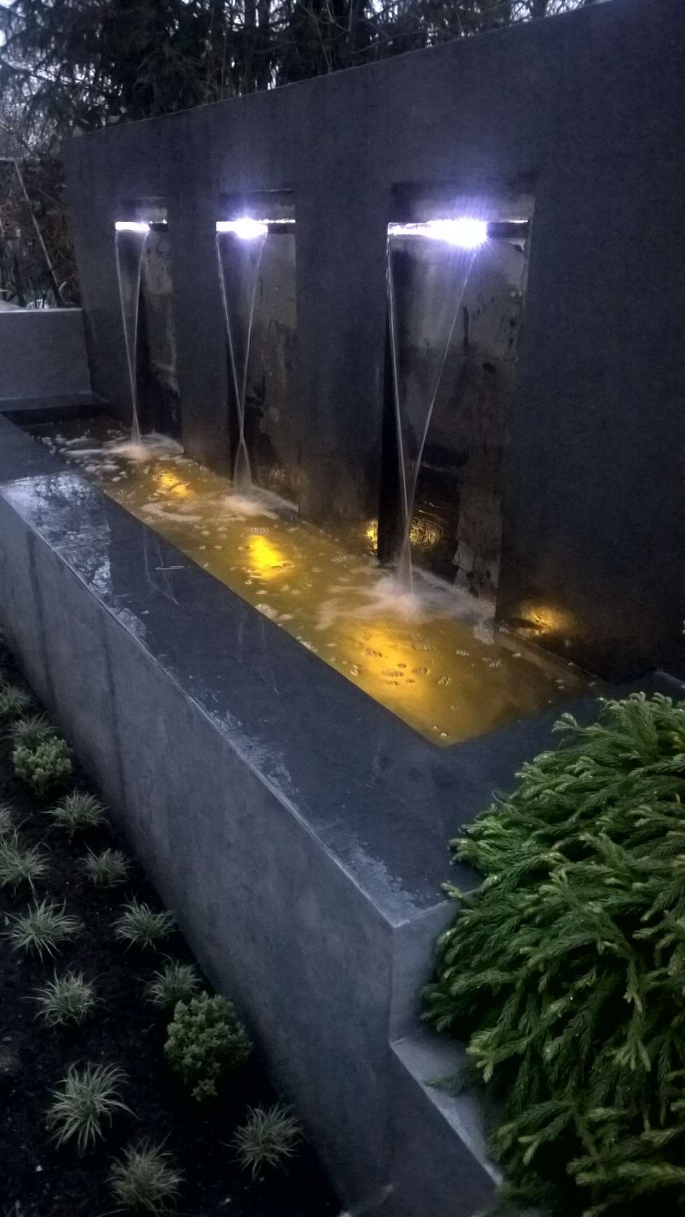 Moderne terrasse mit wasserfall sitzbank und treppenstufen moderner garten von neues gartendesign by wentzel