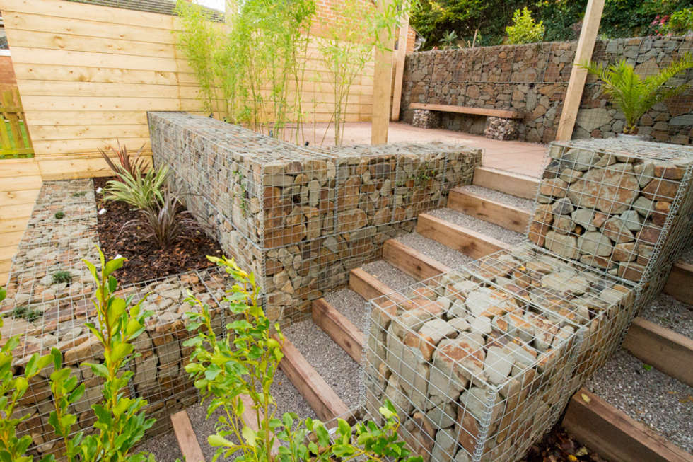 Small garden with a very steep slope: modern garden by yorkshire