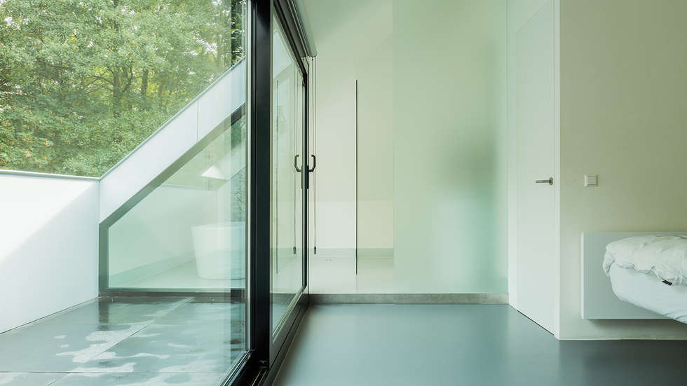 https://images.homify.com/c_fill,f_auto,q_auto:eco,w_980/v1458738042/p/photo/image/1418348/joep-van-os-architectenbureau-verbouwing-renovatie-zolder-slaapakmer-met-verhoogde-badkamer-achter-frosted-glas.jpg