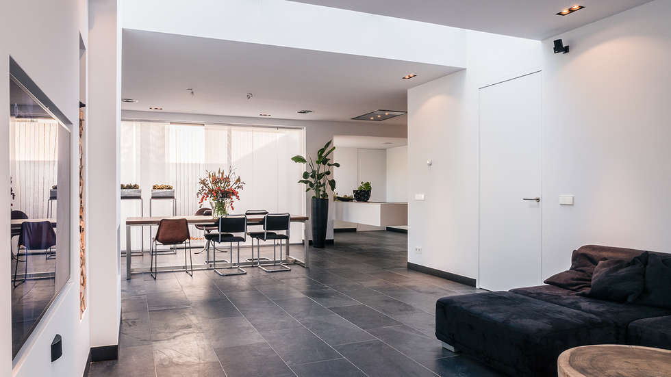 Fotos van een moderne woonkamer: luxe renovatie met zwevende ... Kastenwand design woonkamer