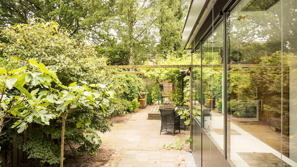 Foto's van een moderne tuin: luxe smalle aanbouw met keuken pal op ...