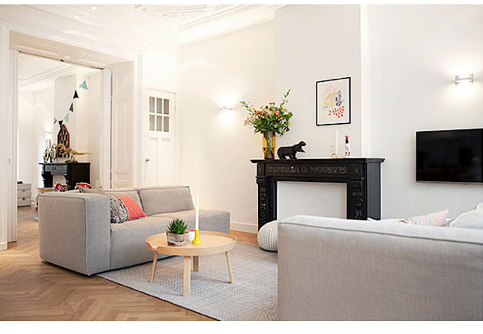 Een verdieping van een herenhuis: scandinavische woonkamer door ... Een verdieping van een herenhuis: scandinavische woonkamer door ...