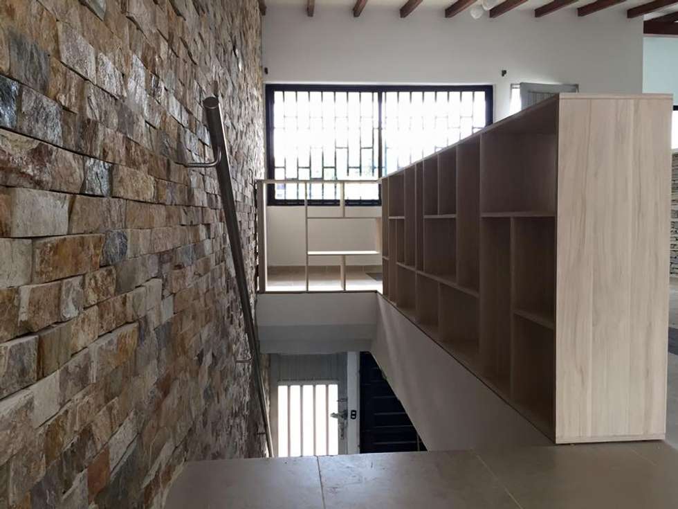 Fotos de salas de estilo moderno : mueble de separación de las ... Escalera diseño Mueble