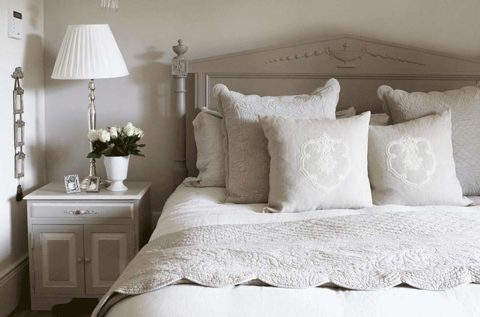 modernes landhaus schlafzimmer in taupe grautnen landhausstil schlafzimmer von homemate gmbh - Schlafzimmer Landhaus Grau modernes landhaus schlafzimmer in taupe grautnen landhausstil schlafzimmer von homemate gmbh - Schlafzimmer Landhaus Grau