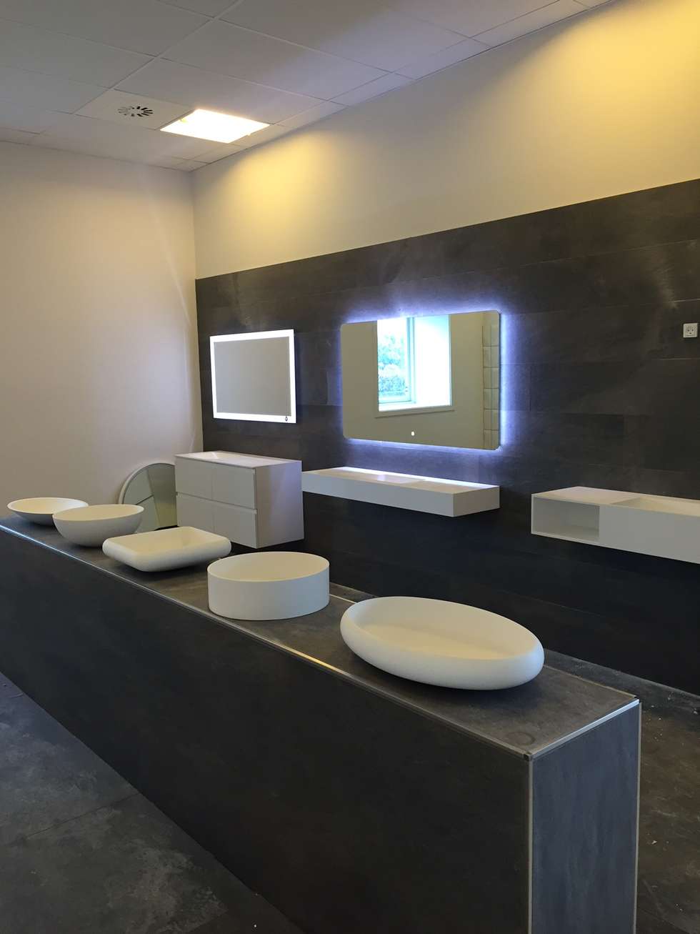 Showroom – amager bad og fliser – dk: skandinavische badezimmer von ... Showroom – amager bad og fliser – dk: skandinavische badezimmer von ...