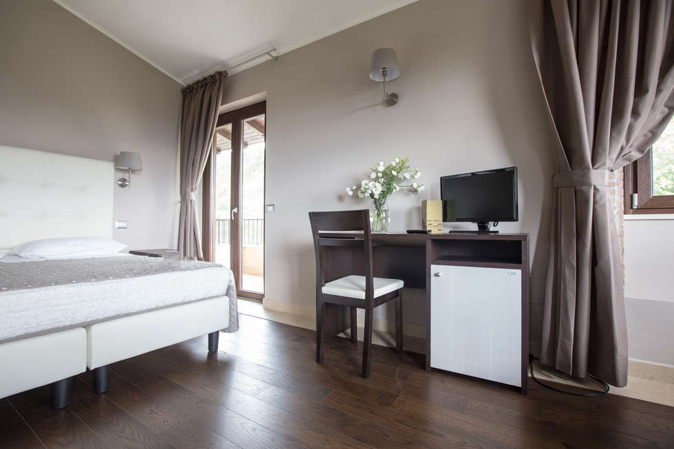 Scrivania con vano frigobar-desk: camera da letto in stile in stile ... Scrivania con vano frigobar-desk: camera da letto in stile in stile ...