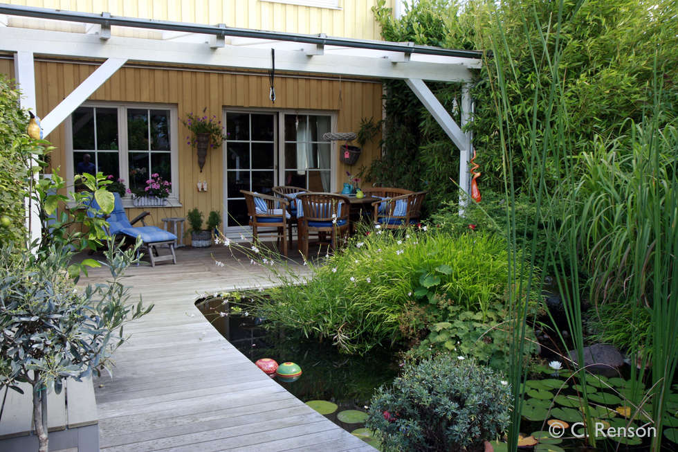 Holzterrasse im reihenhausgarten skandinavischer garten von dirlenbach