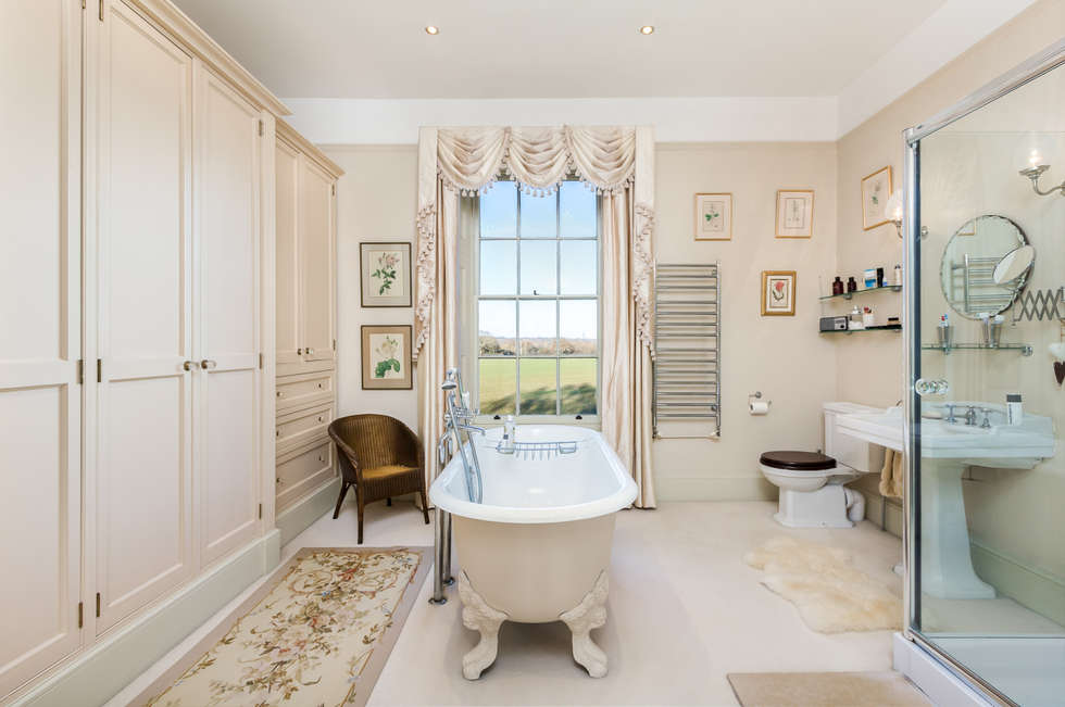 Klassische Badezimmer Holz President By Franco Scalco Faoma Einrichtungsidee Fr Mittelgroe Klassische Badezimmer Mit Flchenbndigen Schrankfronten Hellbraunen Holzschrnken Eckdusche Urinal Klassische Badezimmer Bilder Master Bathroom Der Zweiten