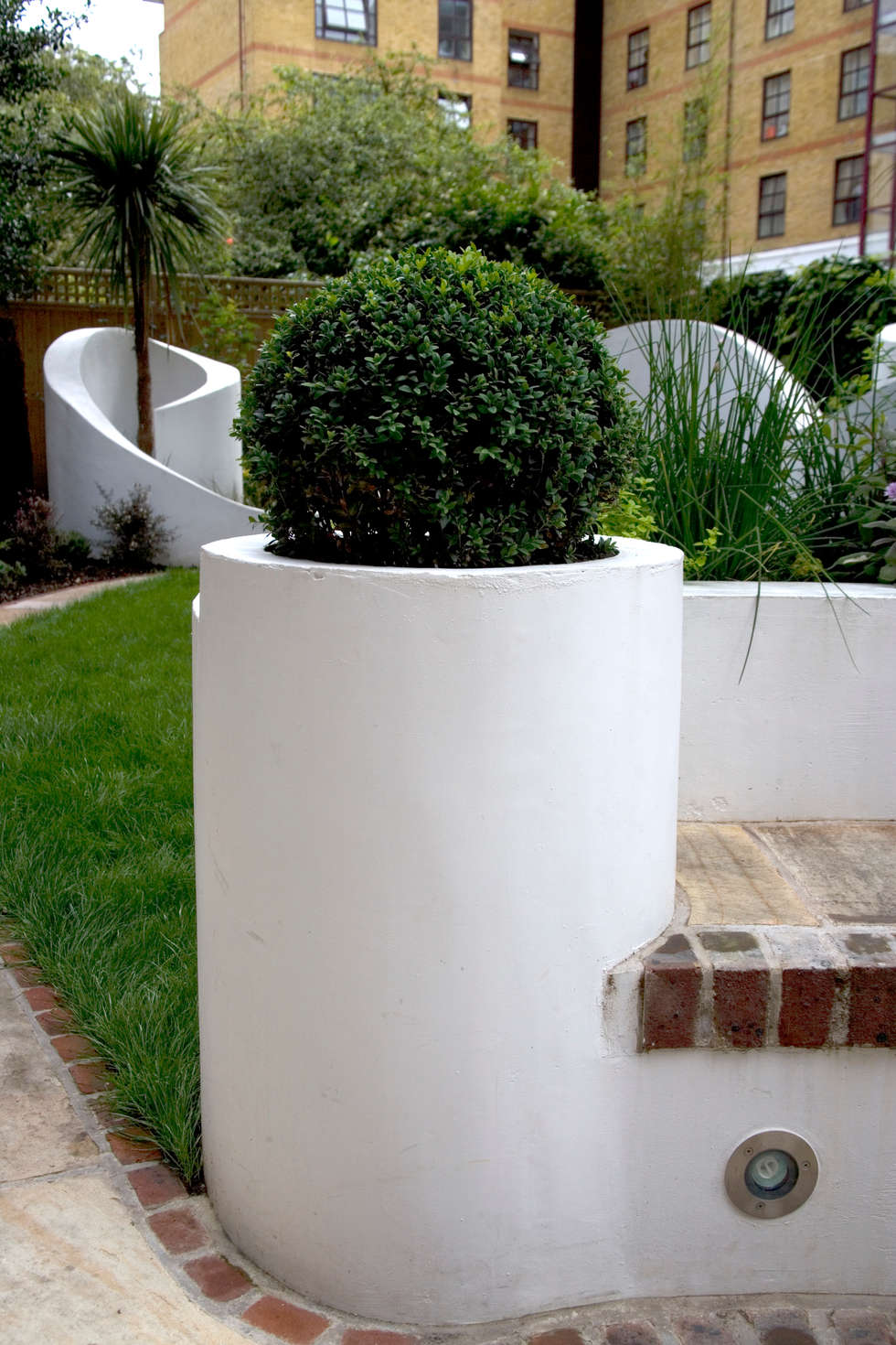 Interior Design Ideas Redecorating Remodeling Photos Homify Box Ball In Planter Mediterranean Garden By Earth Designs