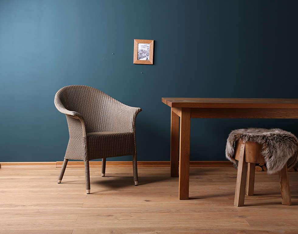 Blue wall. lloyd-loom stuhl victor: landhausstil esszimmer von blue ... Blue wall. lloyd-loom stuhl victor: landhausstil esszimmer von blue ...