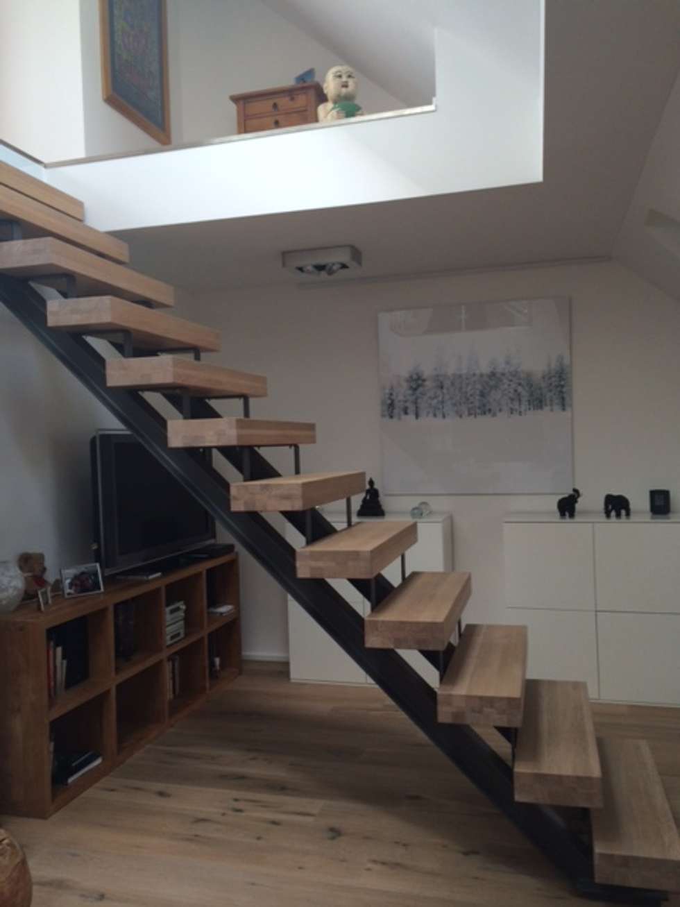 Treppe in spitzboden: moderne wohnzimmer von treppenbau biehler | homify Treppe in spitzboden: moderne wohnzimmer von treppenbau biehler | homify
