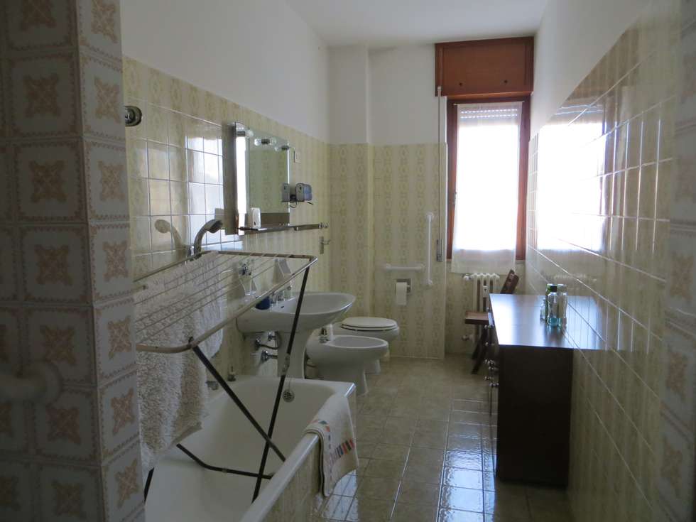 Due bagni vintage: bagno in stile in stile moderno di architetto ... Due bagni vintage: bagno in stile in stile moderno di architetto ...