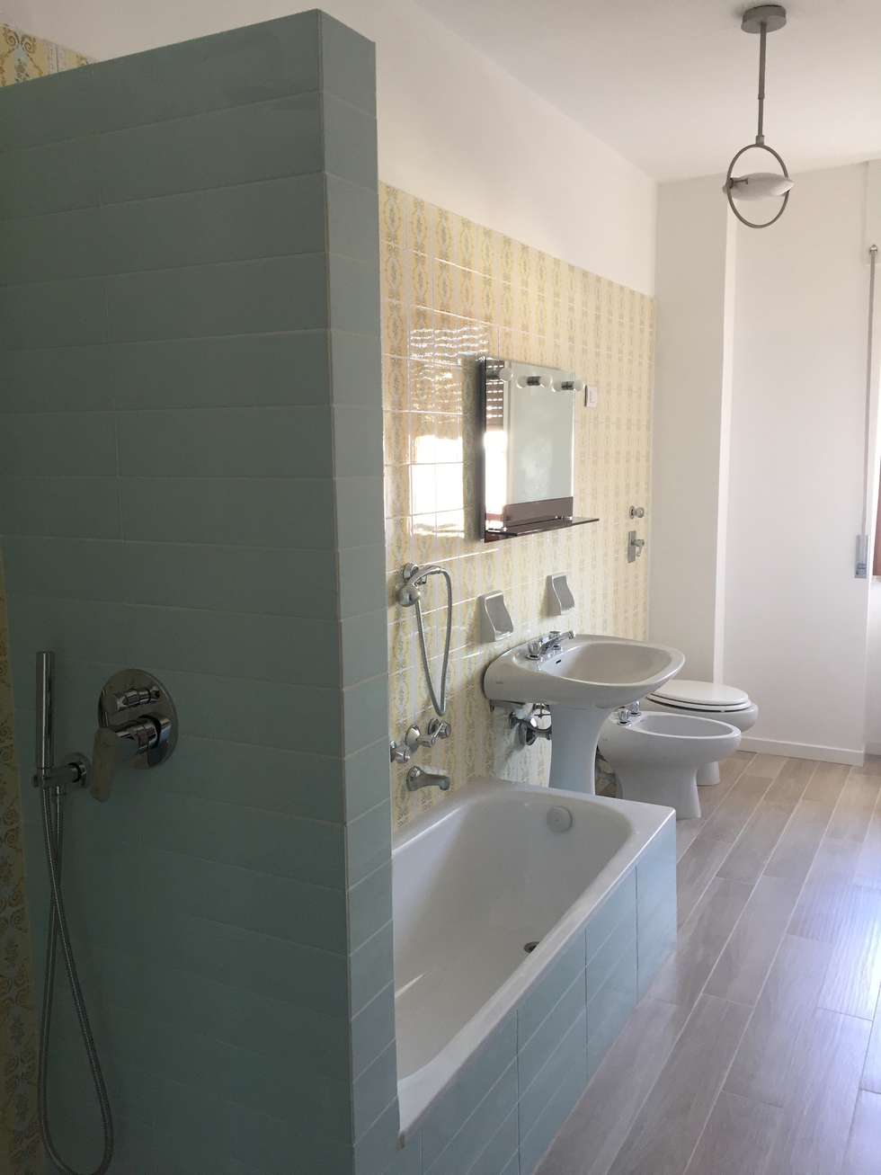 Due bagni vintage: bagno in stile in stile moderno di architetto ... Due bagni vintage: bagno in stile in stile moderno di architetto ...