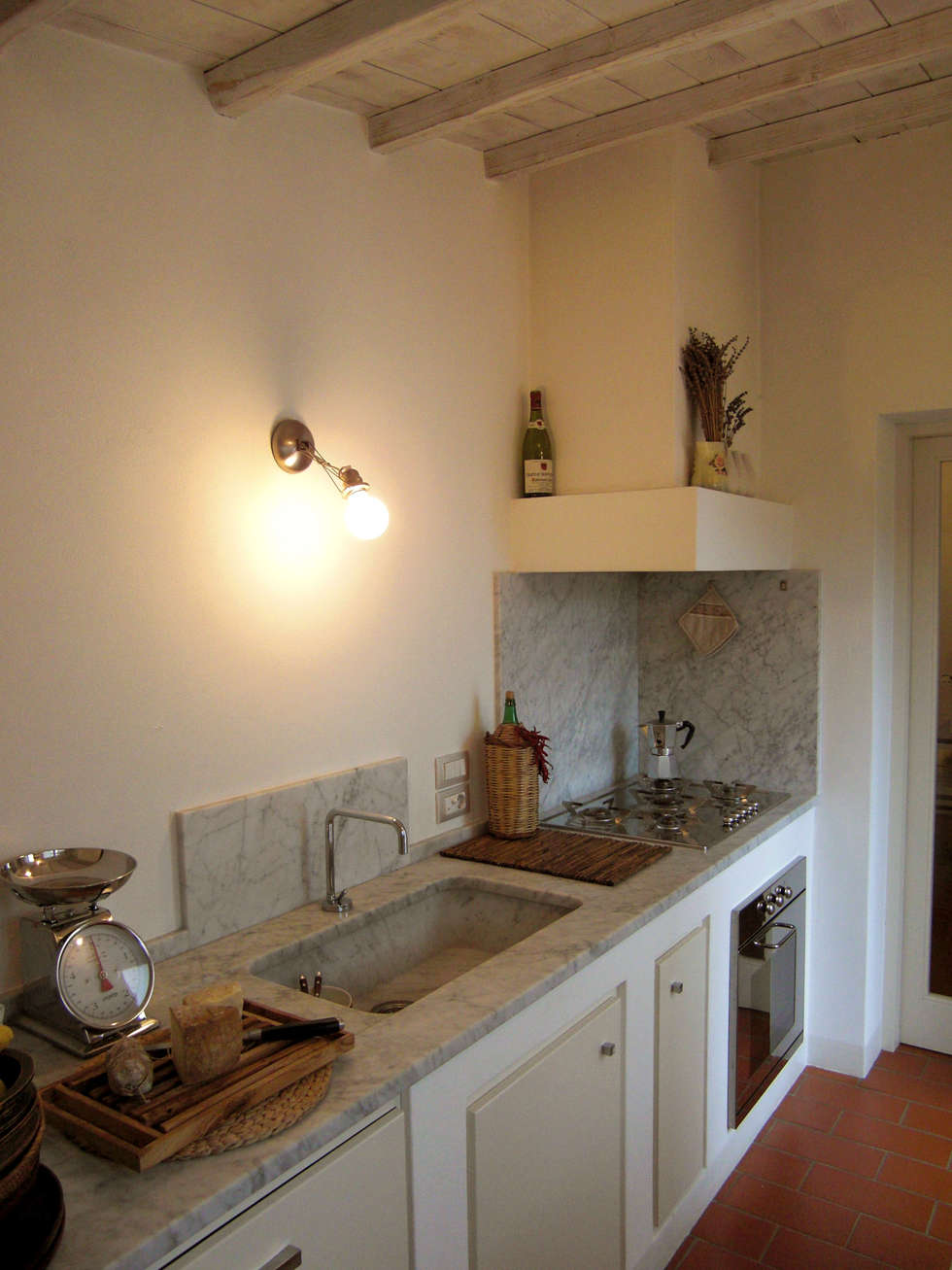 Ristrutturazione casa vacanza: cucina in stile in stile coloniale di ... Ristrutturazione casa vacanza: cucina in stile in stile coloniale di ...