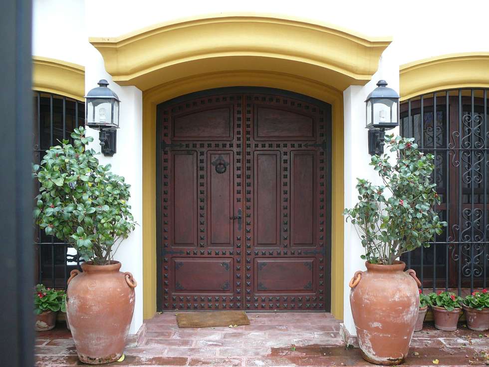 Puerta de entrada con detalles en hierro: puertas de entrada de estilo