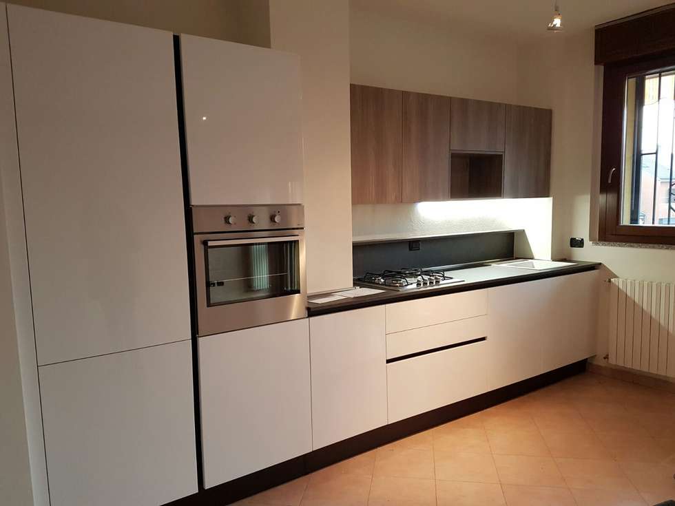 Cucina in laminato effetto legno e laminato effetto seta grigio ... Cucina in laminato effetto legno e laminato effetto seta grigio ...